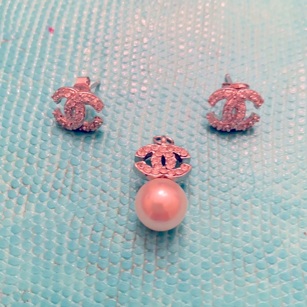 Beautiful set  like Channel earrings and pendant